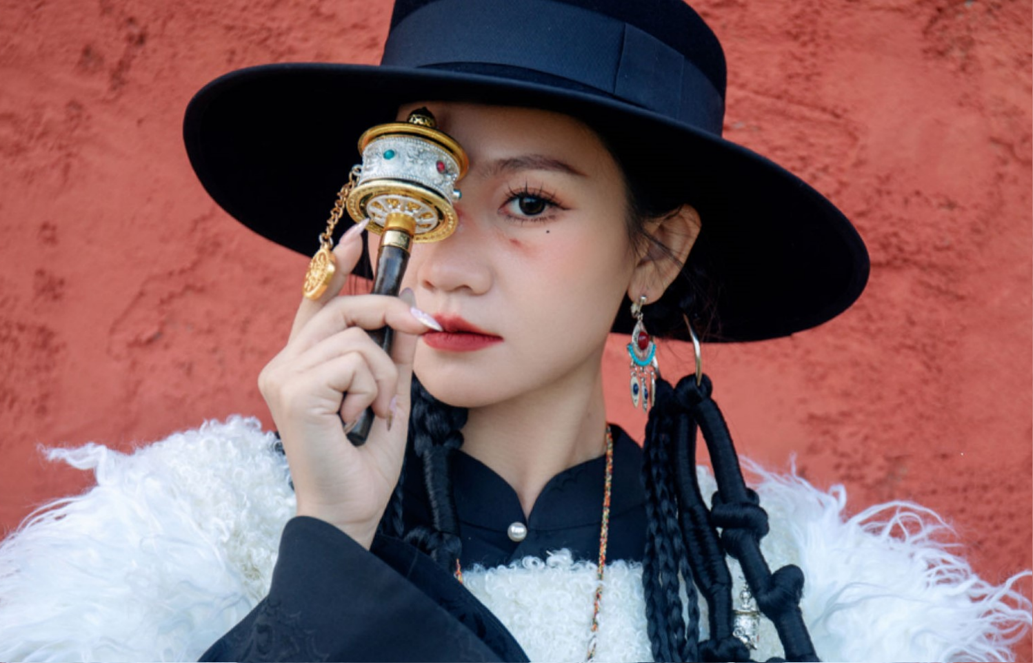 Ethnic style with large hat